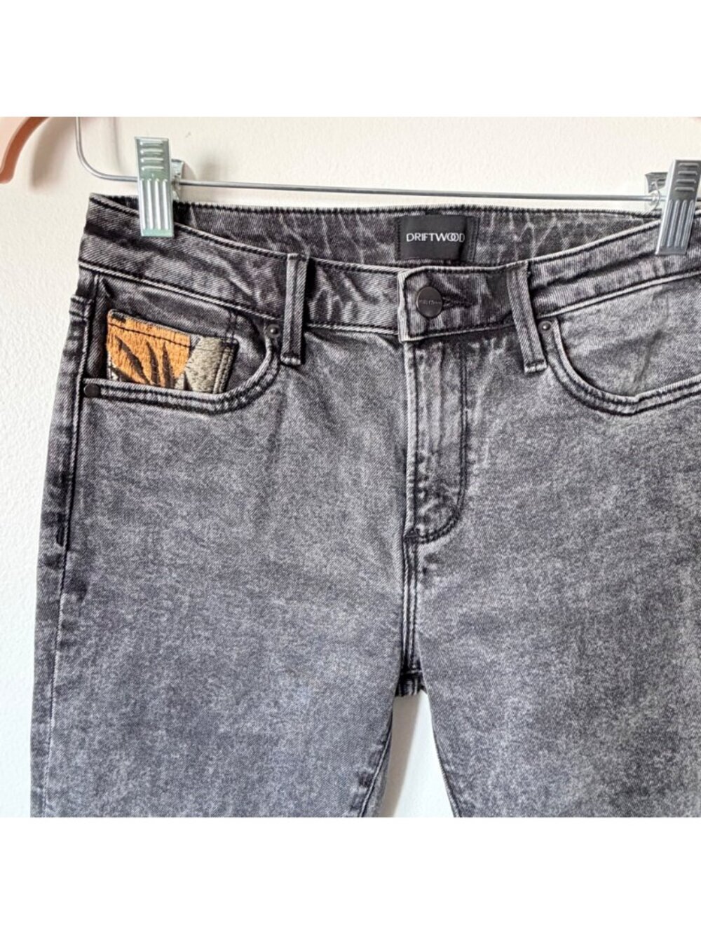DRIFTWOOD Kelly Embroidered Dark Gray Acid Washed Denim Size 26 - Picture 5 of 6